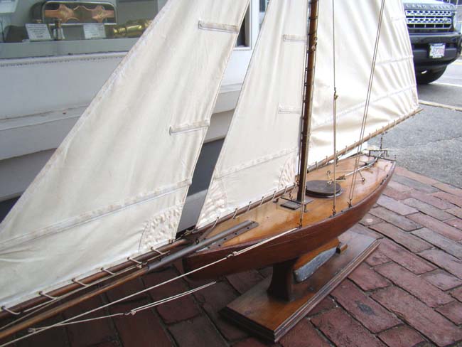 A fine plank-on-frame English gaff-rigged racing pond boat circa 1930 named 'Margharita — image 2